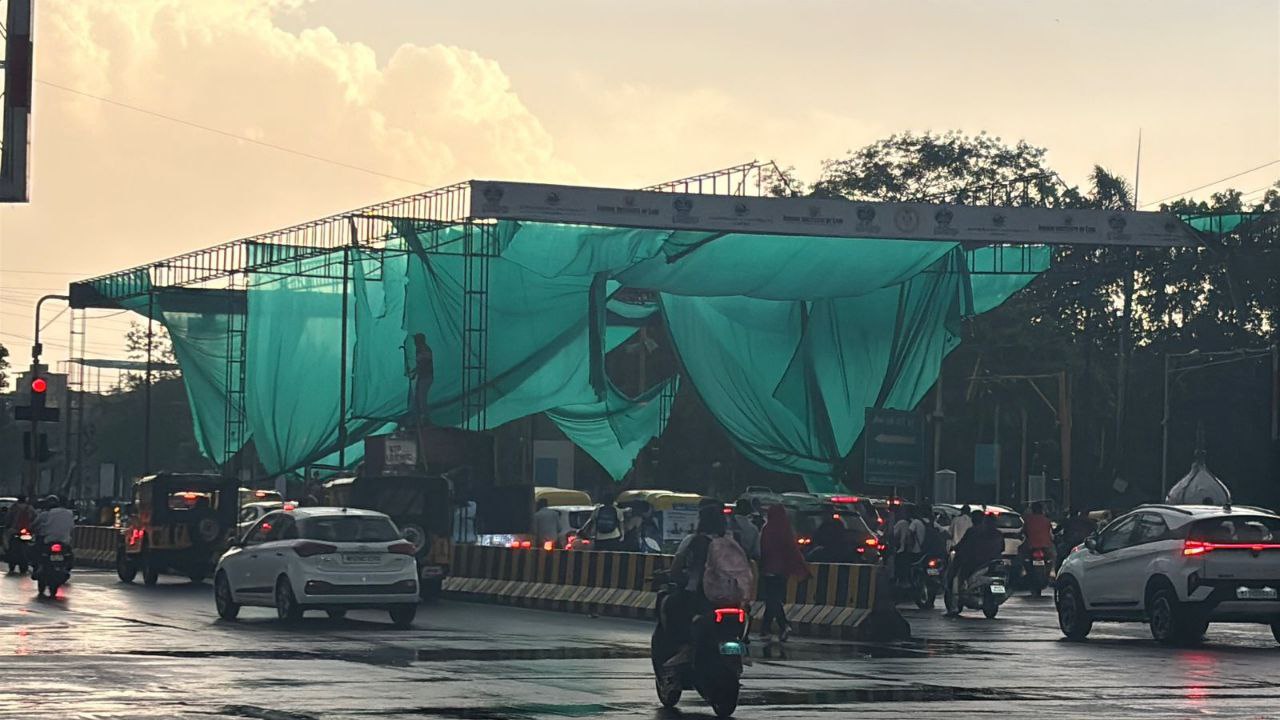 जिम्मेदारों ने जिद छोड़ी, हटाने लगे जानलेवा शेड