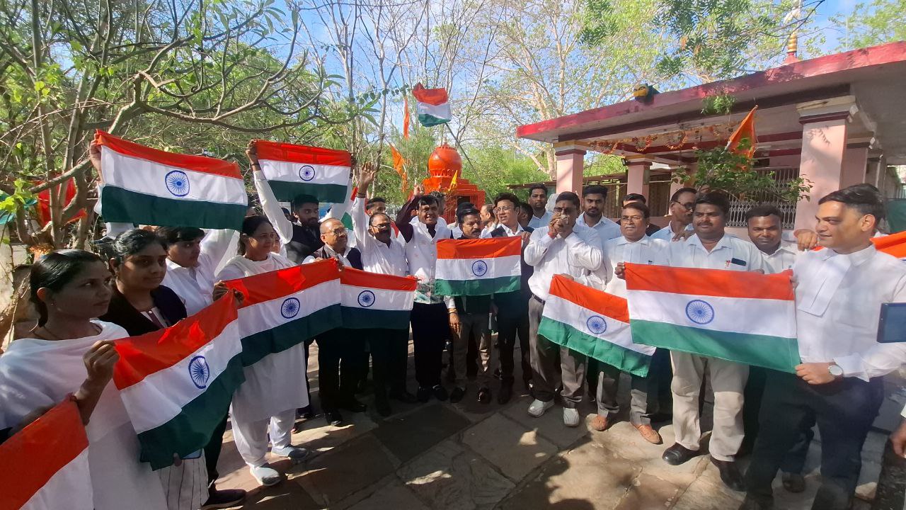 ऑपरेशन सिंदूर: भारत ने पाकिस्तान में घुसकर उड़ाए आतंकियों के ठिकाने, एयर
स्ट्राइक का अ धिवक्ताओं ने मनाया जश्न