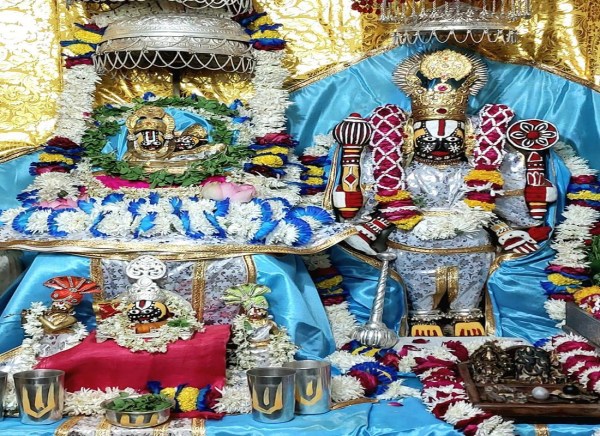 गोनेर स्थित लक्ष्मी जगदीश मंदिर में सुबह से ही श्रद्धालुओं का तांता लगा हुआ है। दूर दराज के भक्त दर्शन करने पहुंच रहे हैं।