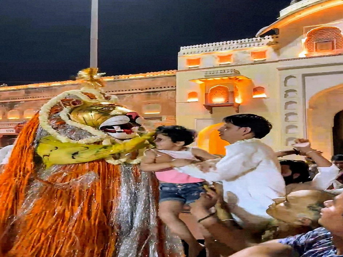 Narasimha Jayanti Mahotsav 2025: जयपुर में नगर भ्रमण पर निकलते हैं भगवान नृसिंह,
आशीर्वाद लेने की मचती है होड़, देखें वीडियो
