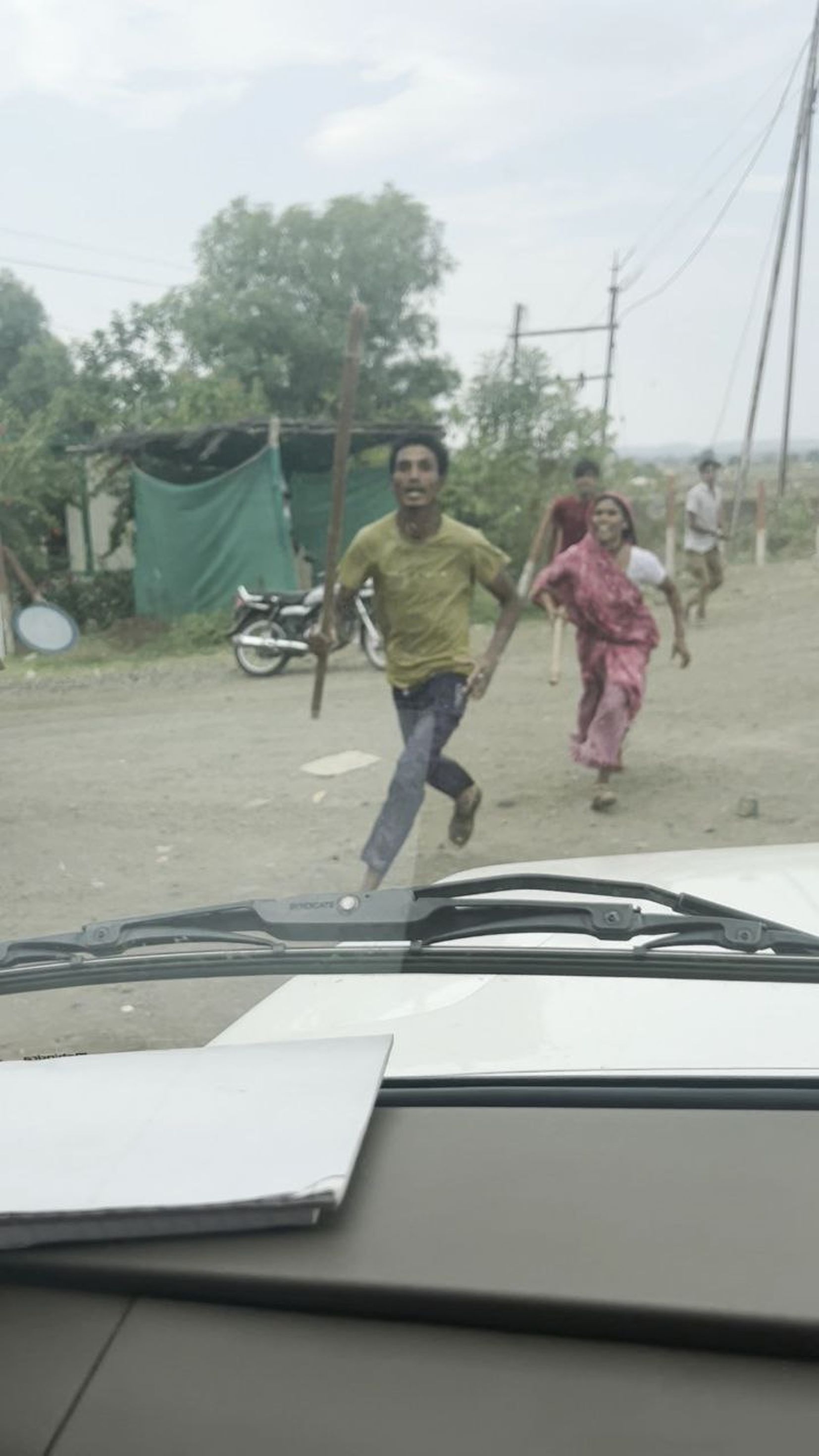 वन अमले पर हमला कर अतिक्रमणकारी जब्त ट्रैक्टर छुड़ाकर ले गए