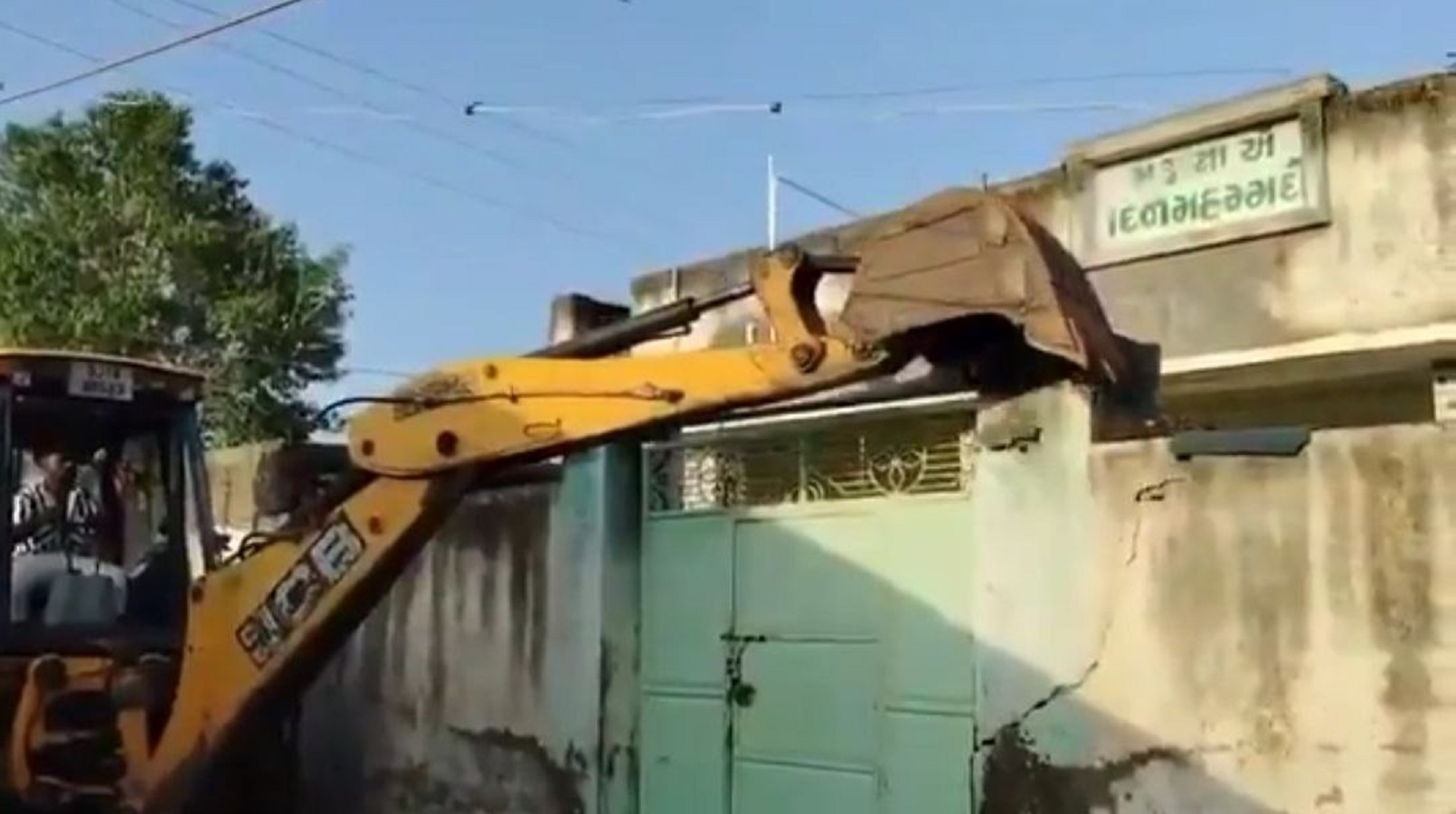 अमरेली : धारी में अवैध मदरसे पर चला बुलडोजर
