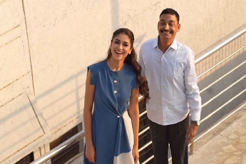 हैदराबाद में आयोजित 72वें ब्यूटी पेजेंट में भारत की प्रतिनिधित्व कर रहीं नंदिनी गुप्ता अपने चाचा अमित गुप्ता के साथ