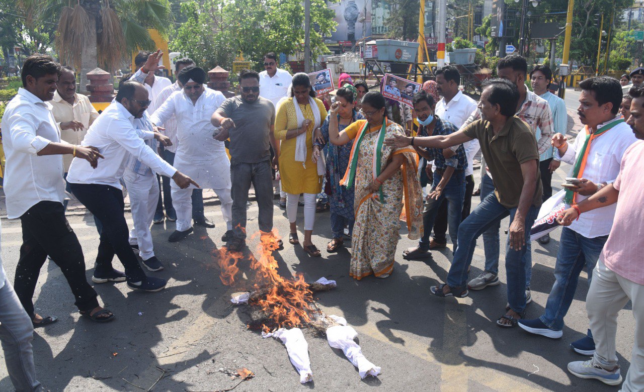 महिला कांग्रेस ने फूंका मंत्री शाह का पुतला, जमकर की नारेबाजी