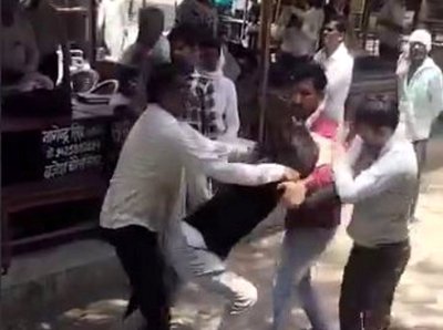 आपस में झगड़ते दोनों पक्ष