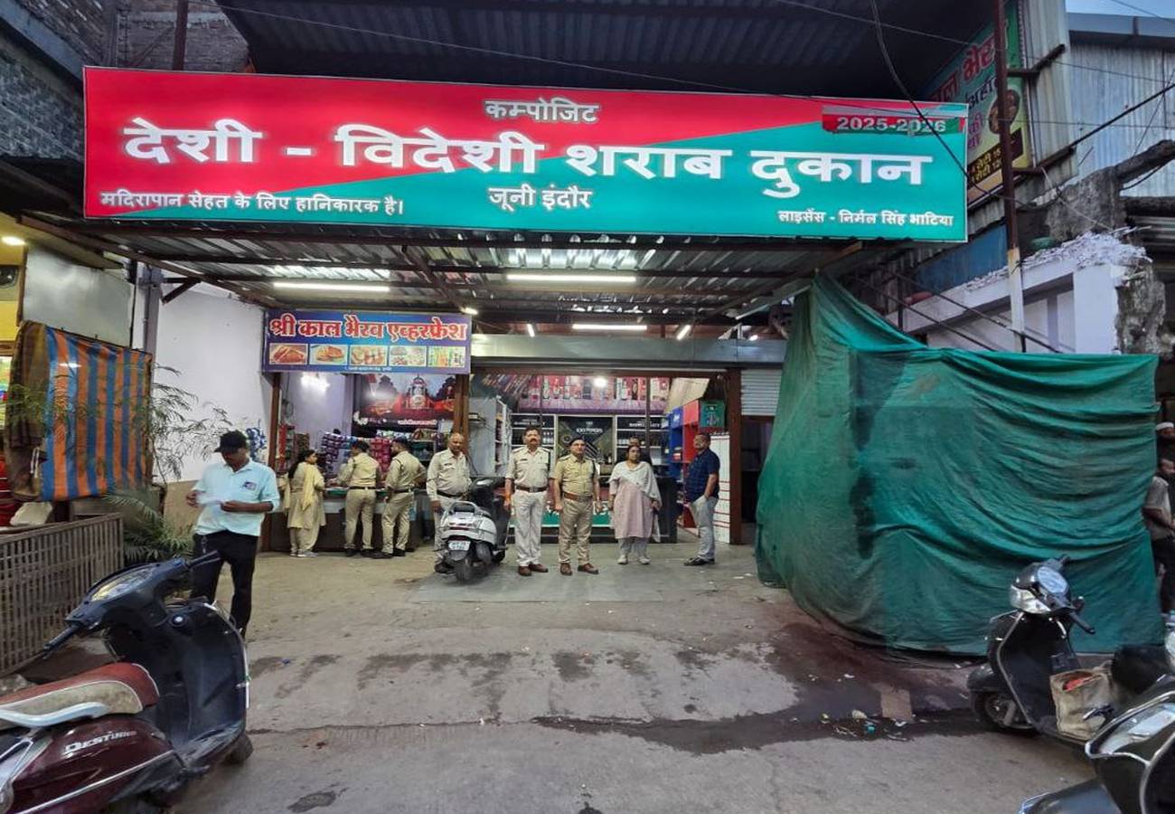अवैध शराब कारोबार पर शिकंजा, अनाधिकृत विज्ञापन के लगे पोस्टर भी हटाए