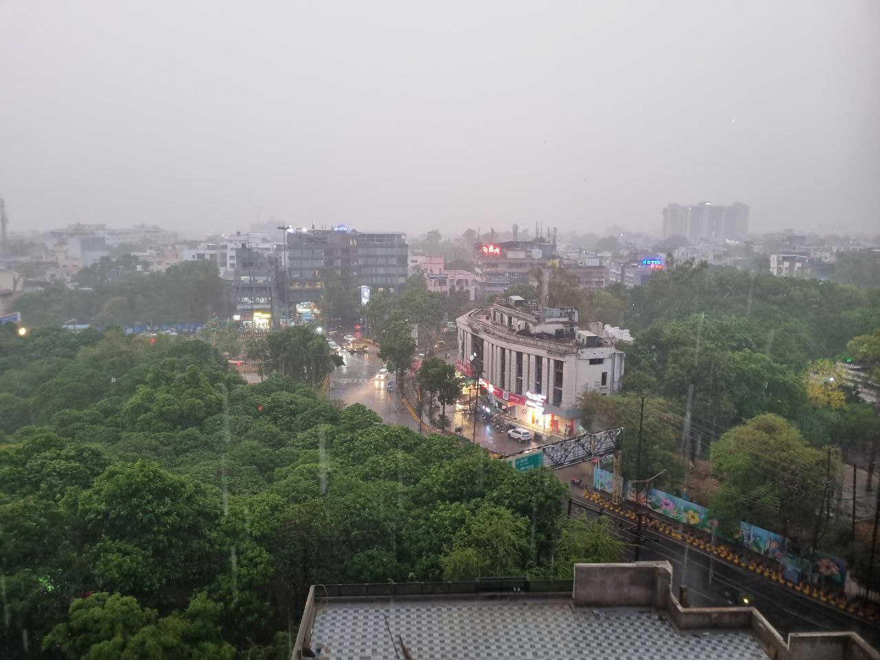 दिन में उमस, शाम को 45 मिनट बारिश, 10 मिनट हवा की गति 52 किमी प्रतिघंटा