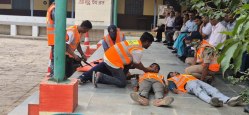 कैसी तैयारी: युद्ध व आपदा से बचाने के लिए एसडीआरएफ बेबस, पांच जवानों के भरोसे
मदद - image