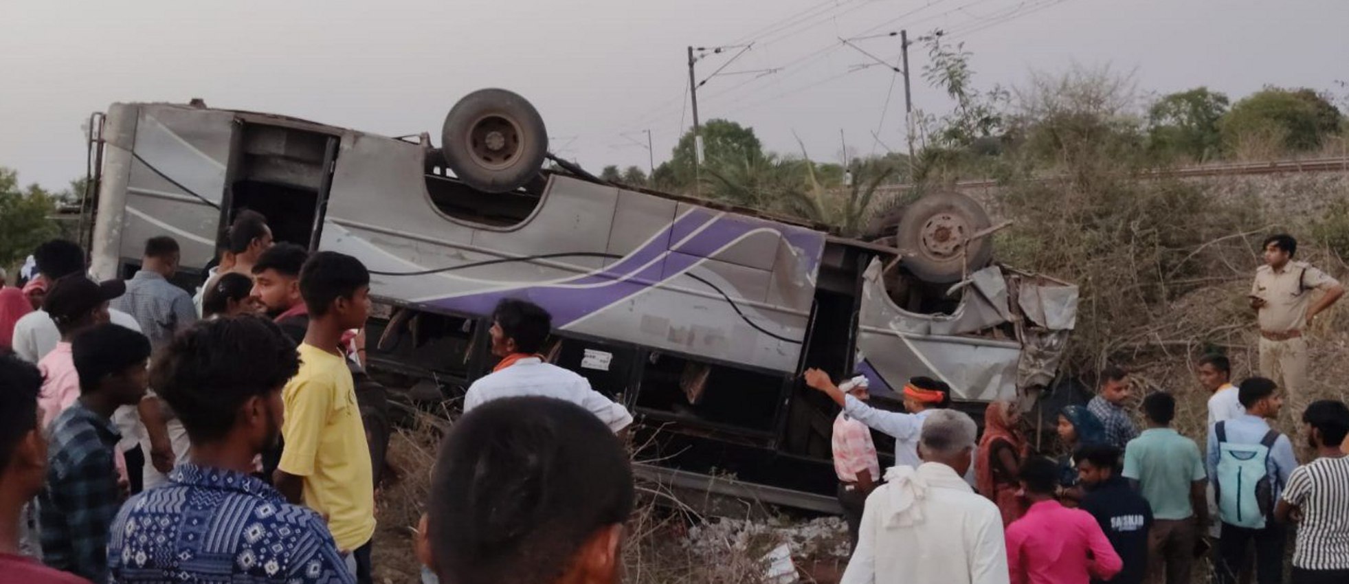 तेज रफ्तार यात्री बस पलटी, 20 घायलों में चार की हालत गंभीर