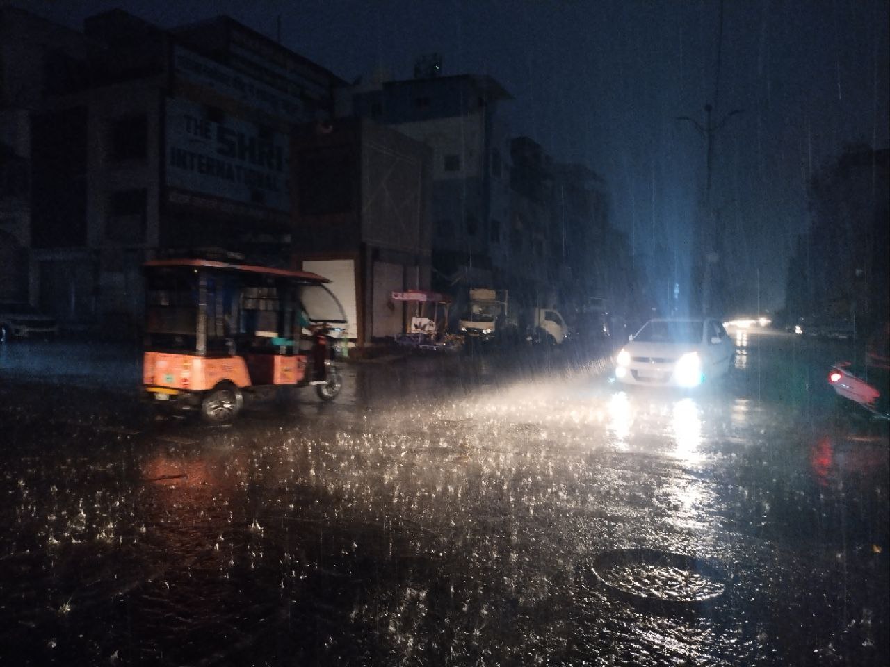 दिन भर की उमस के बाद बदला मौसम
