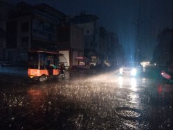 दिन भर की उमस के बाद बदला मौसम - image
