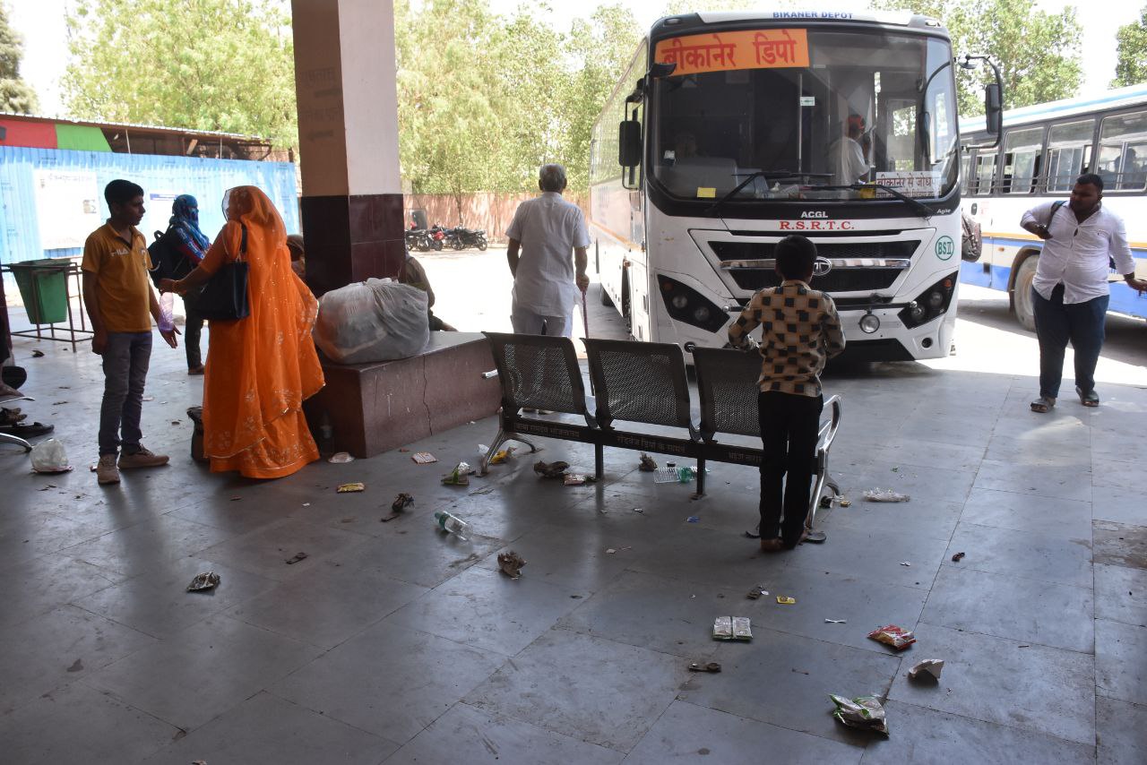 भीषण गर्मी में टूटे-बंद पंखे, केन्द्रीय स्टैंड में बिखरी गंदगी, बेहाल यात्री