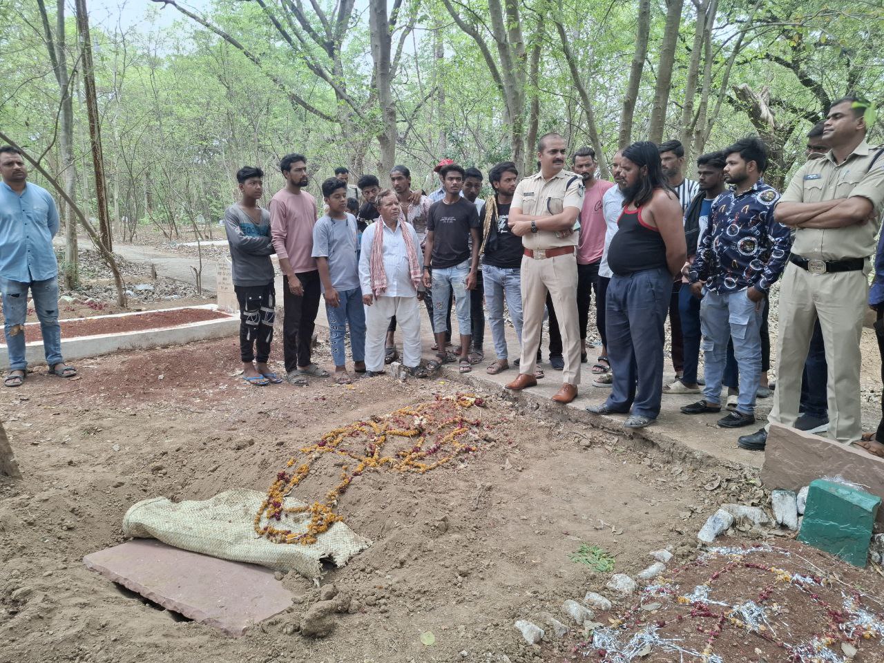 कब्रिस्तान में चार महिलाओं और दो पुरुषों की कब्रें खोदीं, तांत्रिक क्रिया की
आशंका