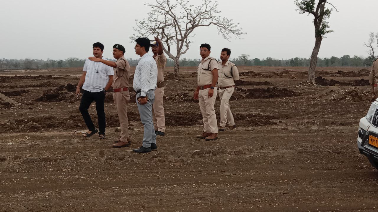 अतिक्रमणकारियों को बेदखल कर मुक्त कराई वन भूमि की निगरानी