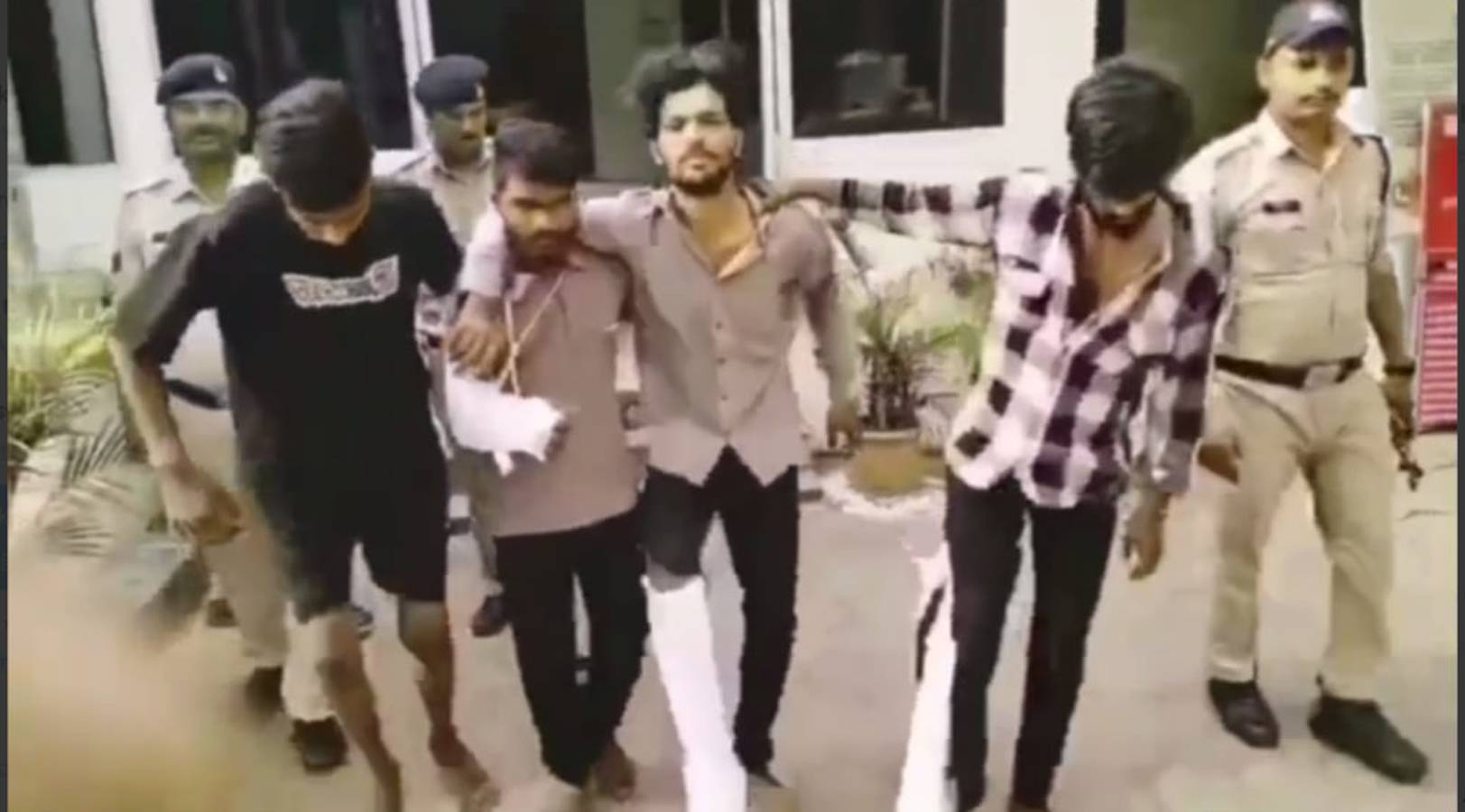 दो थाना क्षेत्र में घर के बाहर खड़े वाहनों में तोड़फोड़ करने वाले गिरफ्तार
