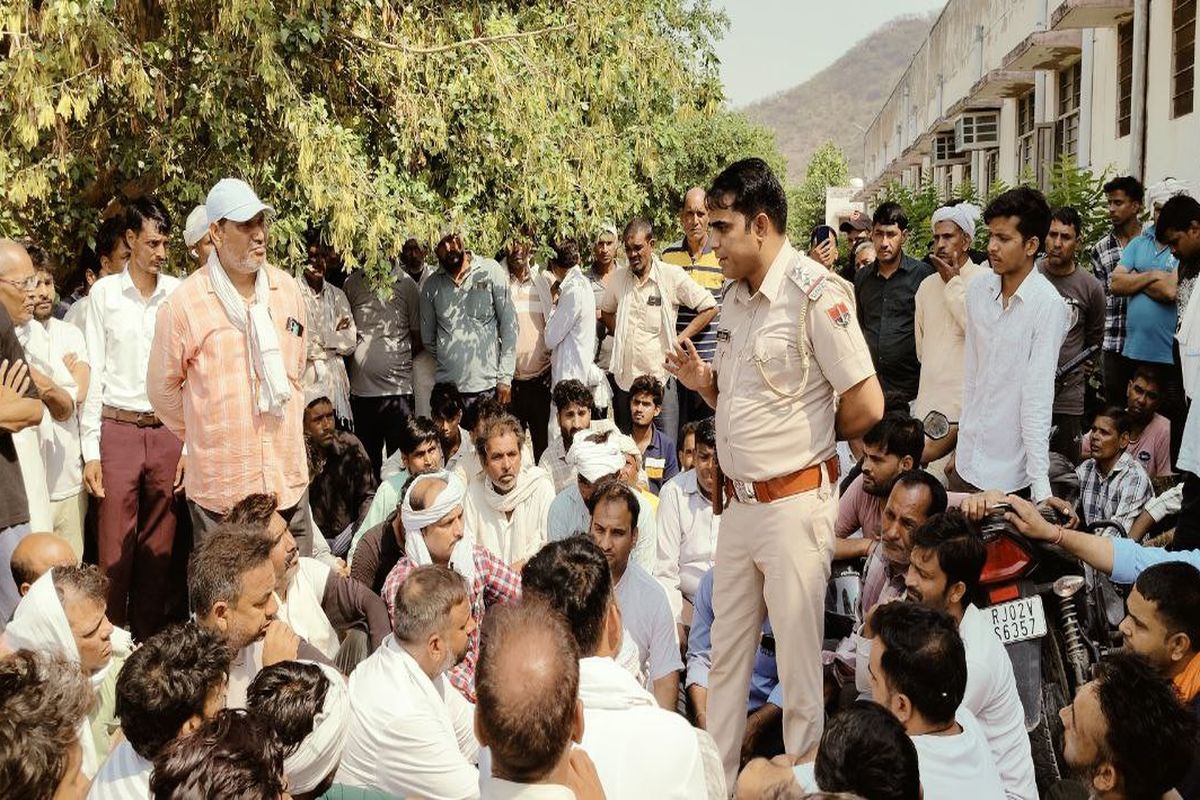 नीमराणा: करंट से विद्युत कर्मी की मौत, परिजनों का शव लेने से इनकार 