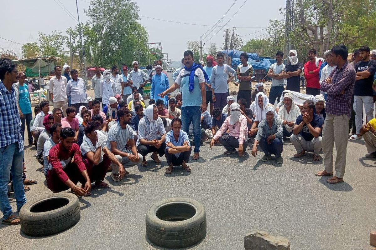 विद्युतकर्मी की मौत के बाद 22 घंटे चले विरोध प्रदर्शन के बाद प्रशासन से बनी
सहमति