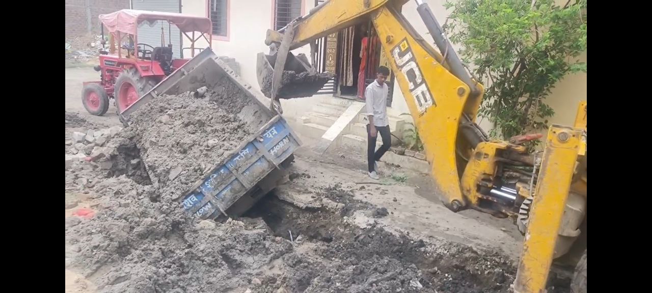 ड्रेनेज कार्य के दौरान मिट्टी धंसने से बड़ा हादसा,मजदूर ट्रैक्टर और मिट्टी में
दबा