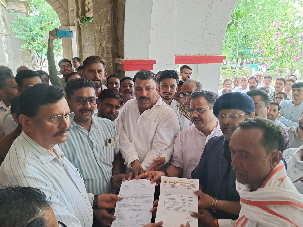 पटेल समाज ने मृतकों के परिवार को 25 – 25 लाख रुपए का मुआवजा देने की मांग की