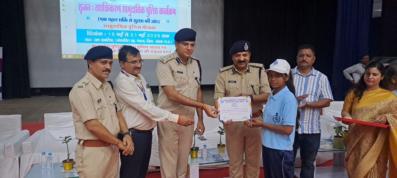 पुलिस अधिकारी, सेना जवान, डाॅक्टर व अन्य रूपों में बालिकाओं ने किया प्रदर्शन