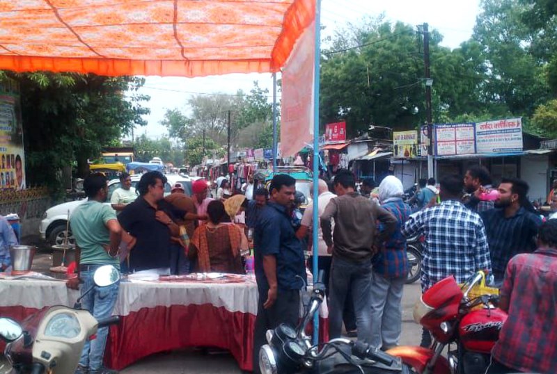 शरबत वितरण करते समाजसेवी