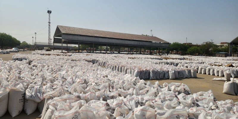 हाड़ौती सहित पूरे प्रदेश में न्यूनतम समर्थन मूल्य (एमएसपी) पर गेहूं की खरीद जारी है। अब तक 2 लाख से अधिक किसानों ने ऑनलाइन पंजीयन करवाकर एमएसपी पर गेहूं बेचने की प्रक्रिया में भाग लिया है, लेकिन जिन किसानों ने मंदिर माफी की जमीन लीज या किराये पर लेकर खेती की है, उनका गेहूं सरकार नहीं खरीद रही है।