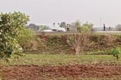 लैंडिंग करते वक्त अचानक रनवे पर प्लेन पलटा, बाल-बाल बचा पायलट - image
