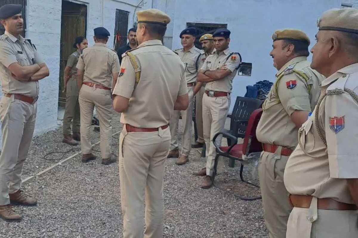 Bharatpur News: एक से आठ साल तक के पांच बच्चों को रोता छोड़ माता-पिता ने खाया
जहर… सामने आई बड़ी वजह