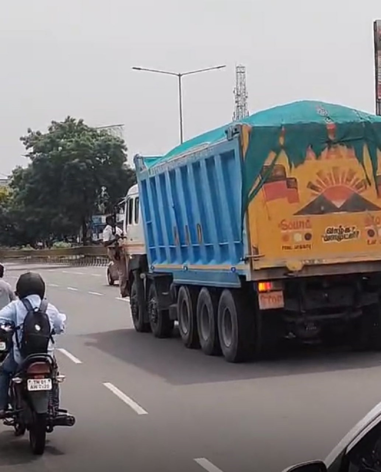 Video : चेंगलपेट टोल प्लाजा के पास ट्रक चुराकर भागा, 10 किमी तक लटकता गया
पुलिसकर्मी