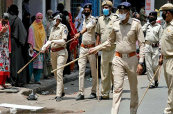 नाचने और शारीरिक शोषण के लिए मजबूर थीं किशोरियां, ग्राहक बनकर पहुंची पुलिस
‘ऑर्केस्ट्रा’ से 17 बच्चियों को बचाया - image