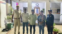 देह व्यापार: अचानक पुलिस ने होटल पर मारा छापा तो उड़े होश, इस हाल में मिली
युवती, तीन गिरफ्तार - image