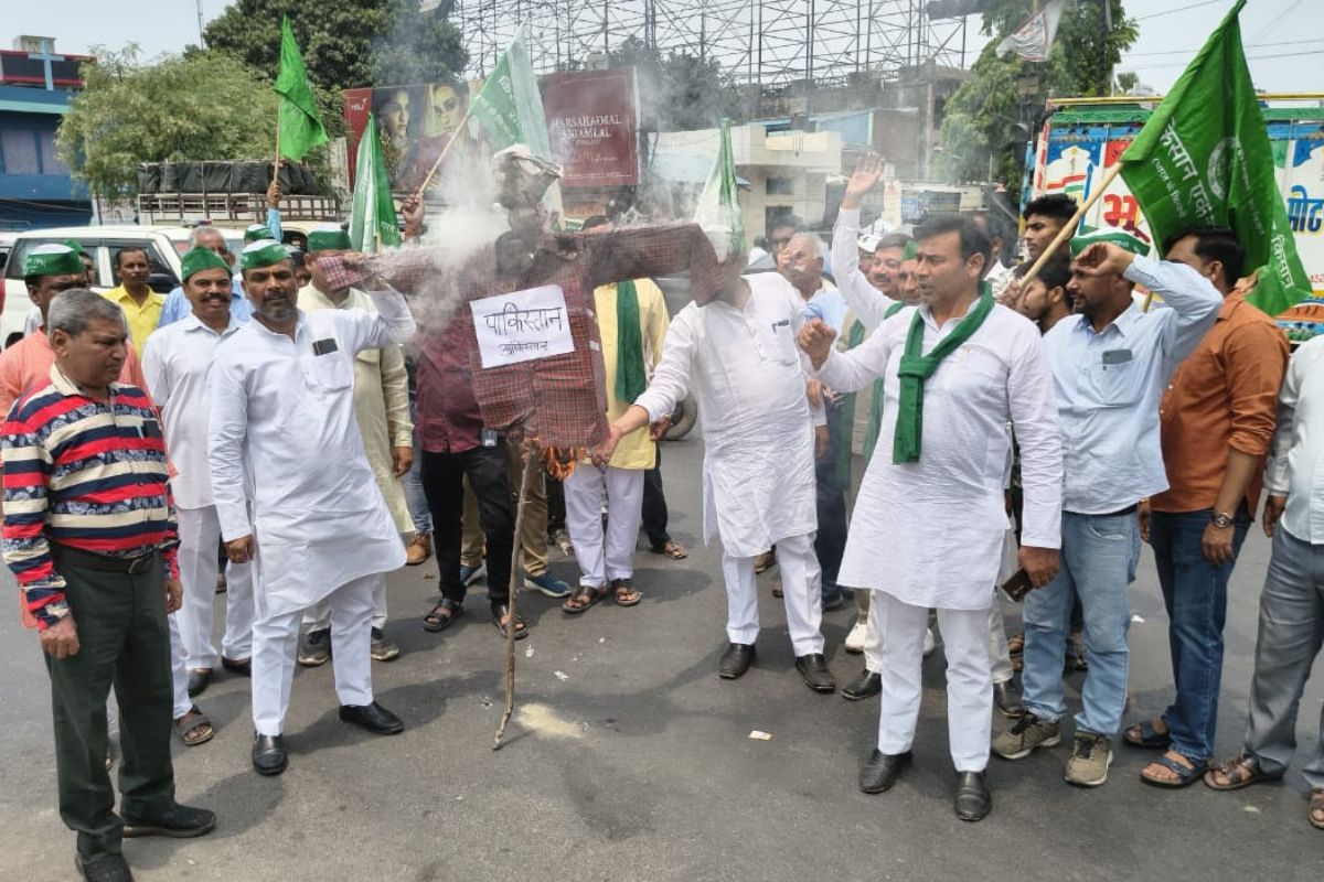 किसान एकता संघ ने आतंकी हमले के विरोध में सड़कों पर किया प्रदर्शन, पाकिस्तान का
फूंका पुतला