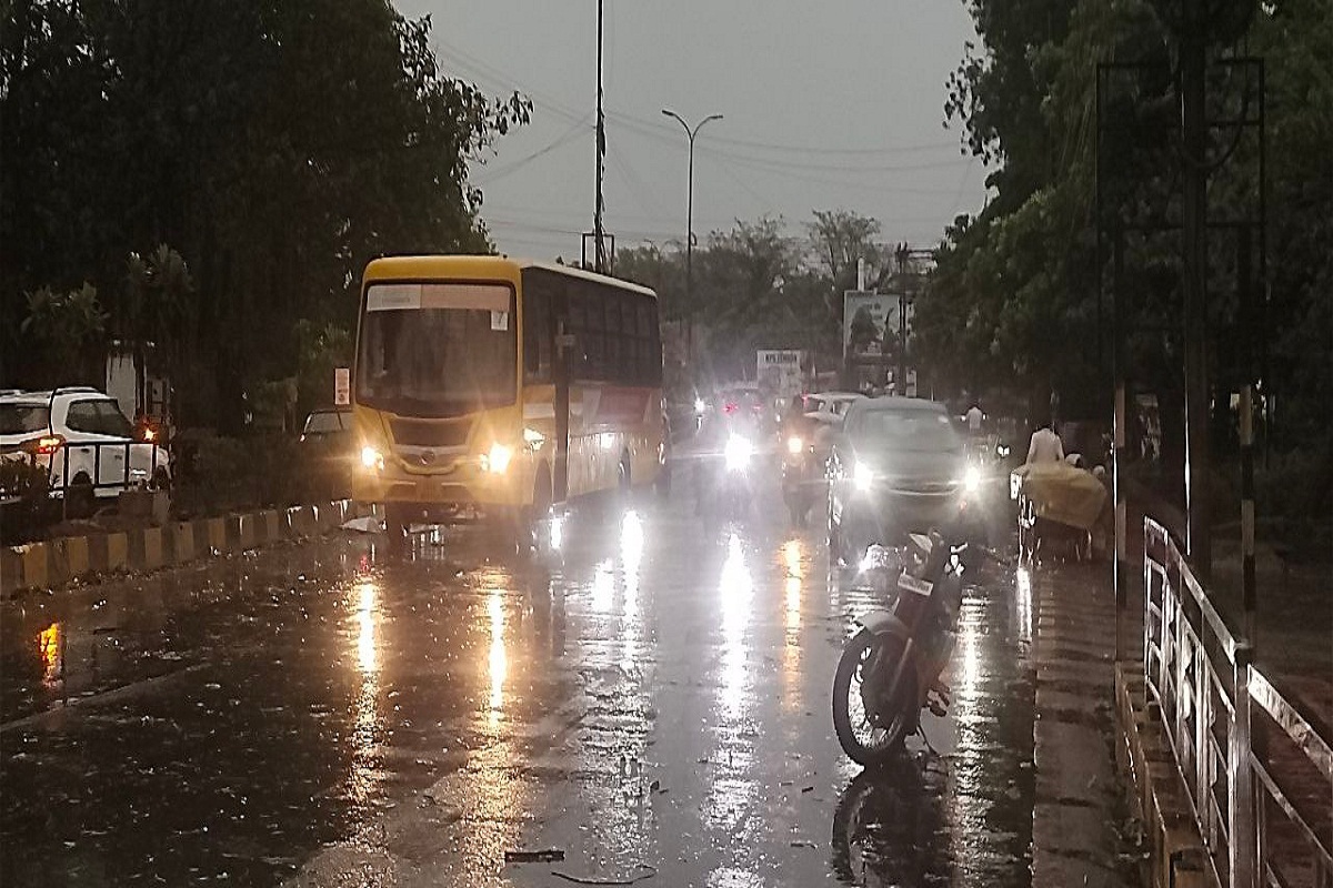 CG Weather Update: रायपुर में मौसम ने दिखाया विकराल रूप, आंधी-तूफान से छाया अंधेरा, हुई तेज बारिश