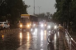 CG Weather Update: रायपुर में मौसम ने दिखाया विकराल रूप, आंधी-तूफान से छाया
अंधेरा, हुई तेज बारिश - image