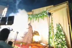 शादी के स्टेज पर हो रही आतिशबाजी में झुलसा दूल्हा, मचा हड़कंप - image