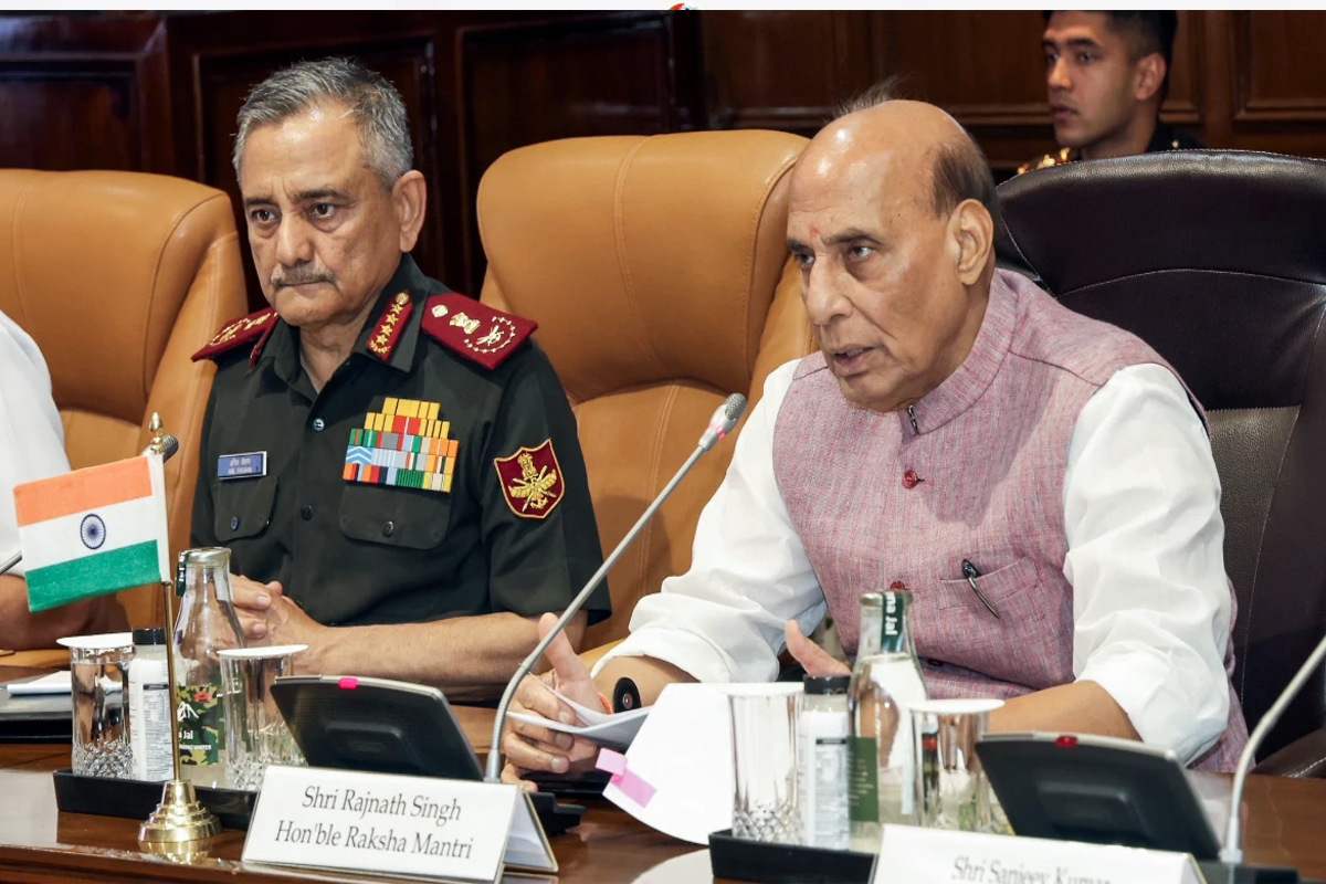 Operation Sindoor: रक्षा मंत्रालय में बड़ी बैठक, राजनाथ सिंह तीनों सेना प्रमुखों
के साथ कर रहे चर्चा - image