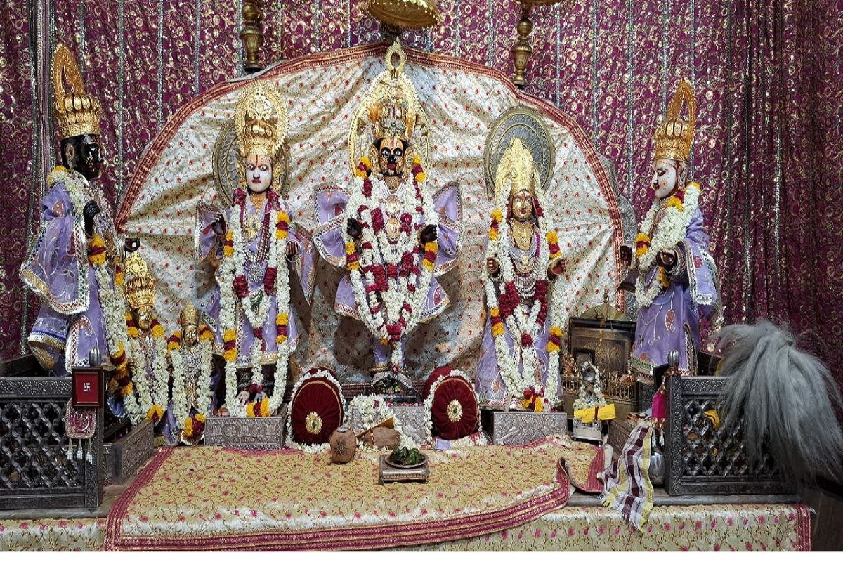 मंदिर रामचंद्रजी का पाटोत्सव : वेद मंत्रों से किया राम दरबार का पंचामृत अभिषेक,
मंदिर में गूंजे बधाई गान