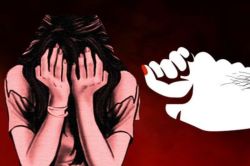 धर्मस्थल में छात्रा को बंधक बनाकर दुष्कर्म करने वाले पुजारी पर एफआईआर, अश्लील
वीडियो बनाकर किया था ब्लैकमेल - image