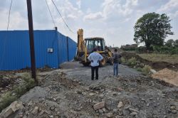अवैध निर्माण पर चला बुलडोजर, 4 एकड़ में फैली कॉलोनी ध्वस्त, कई और घर टूटेंगे - image