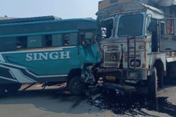 हादसा: तेज रफ्तार ट्रक से भिड़ी बस, यात्रियों में मची चीख-पुकार, 20 से अधिक घायल - image