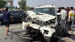 डिवाइडर फांदकर आई लग्जरी कार ने दूसरी कार को मारी टक्कर, हादसे में 4 साल के
मासूम समेत 2 की मौत - image