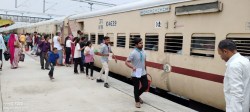 भीषण गर्मी में रेल यात्रियों का हलक तर कर रहे स्काउट व रोवर-रेंजर - image