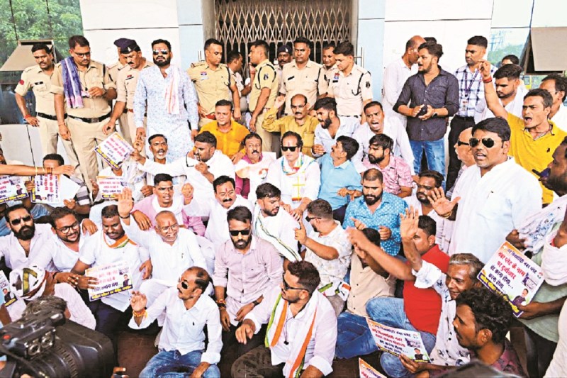 कांग्रेस नेताओं ने आरटीओ दफ्तर का किया घेराव (Photo- Patrika)