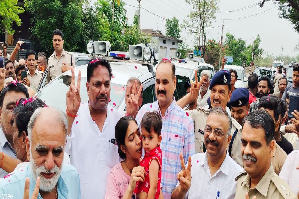 Video: छिंदवाड़ा में मिला कांग्रेस विधायक के पोता, गाजे-बाजे के साथ लाया घर, दादा
निकला मास्टरमाइंड