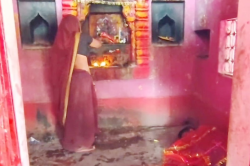 विजय ने ब्लेड से काट ली अपनी जीभ, चुनरी डाल लोग गाने लगे भजन - image