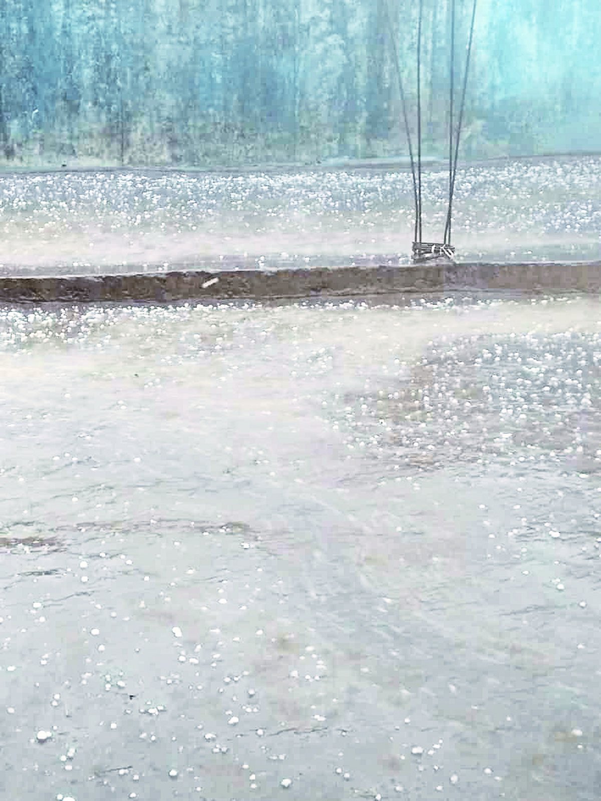 तेज आंधी के बाद बारिश के साथ हुई ओलावृष्टि