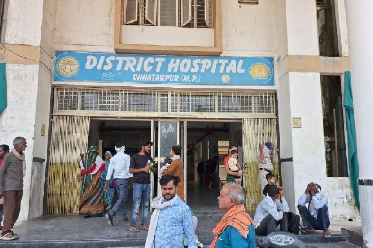Video News: जिला अस्पताल में डॉक्टरों की हड़ताल, ओपीडी बंद, मरीज बेहाल
