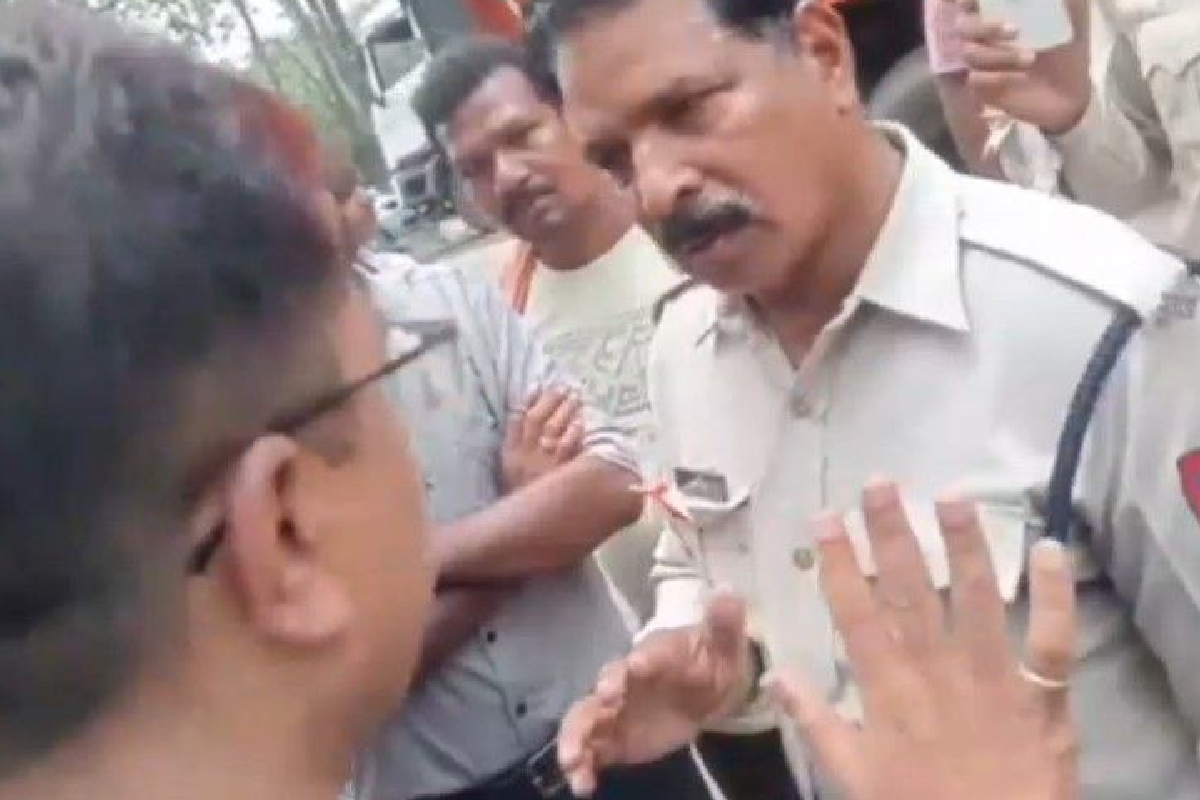 ट्रक चालक की चप्पल से पिटाई के मामले में हेड कांस्टेबल सस्पेंड, वीडियो वायरल