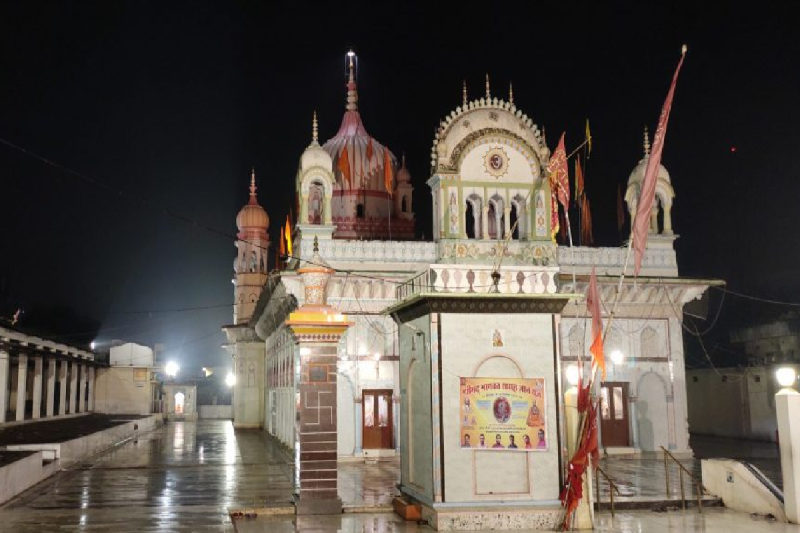 BJP leader made illegal vehicle stand near 250 year old Jugal Kishore temple and earning lakhs in Panna mp news