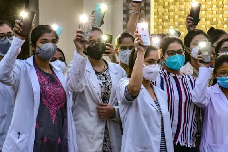 Medical teachers and junior doctors protest in all government colleges against the appointment in post of DME in mp news